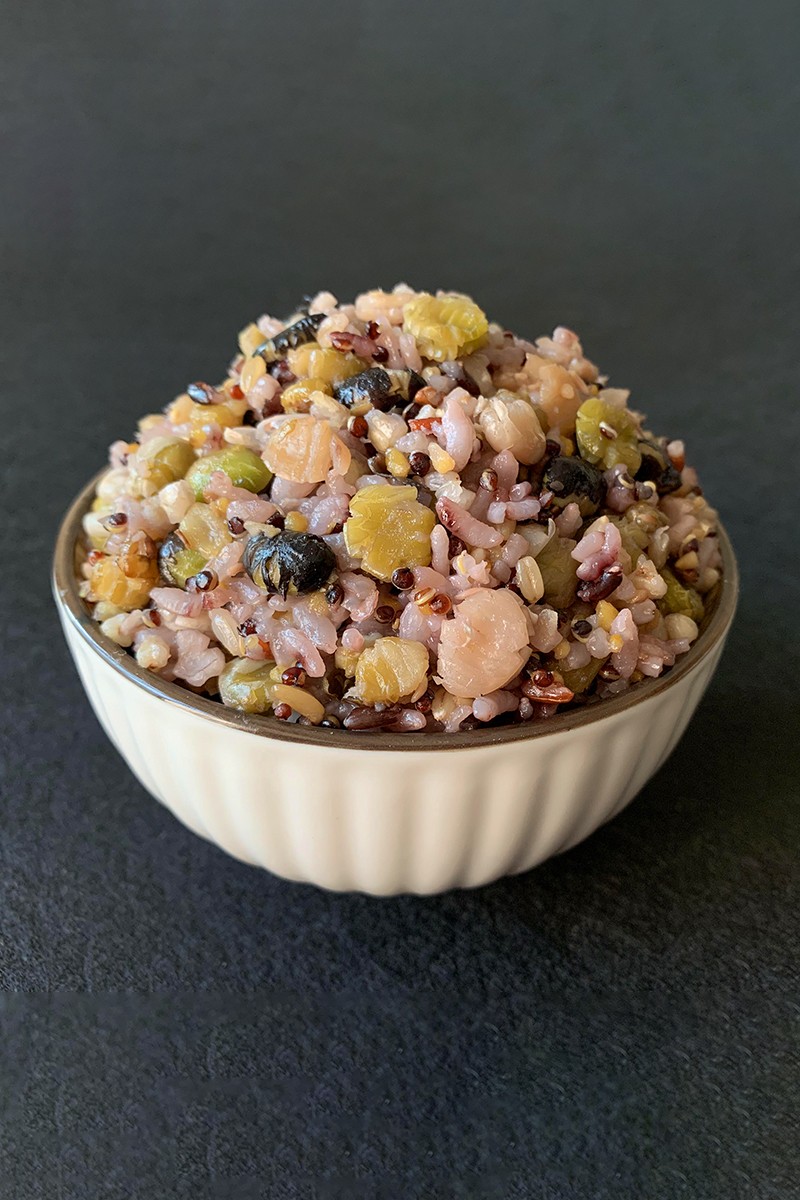 烹煮后的杂粮饭展示